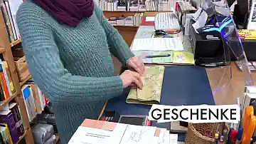 Bücher werden Bücher werden im Buchladen Flensburg als Geschenk verpackt